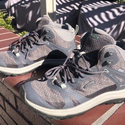 Women’s Keen Waterproof Hiking Boots. - Size 8