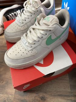Women White Air Force 1 size 7