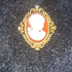 Vintage Estate Avon Cameo Locke Gold Tone