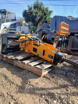 Bobcat D680 concrete breaker