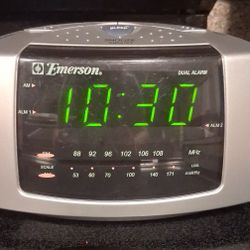 Emerson dual alarm clock radio