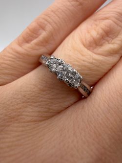 14K white gold natural diamonds beautiful ring 2.6g size 6.5 can be easily resized