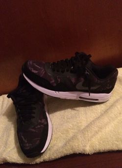 Men 10.5 black and gray Nike