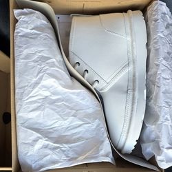 New UGG's Neumel II Kids Youth Size 6Y