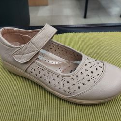 Size 8 Ladies Comfort Shoes In Beige!!! NEW 