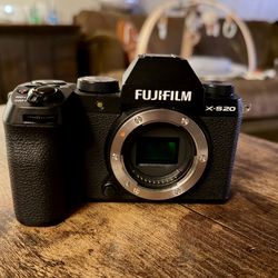 FUJIFILM X-S20