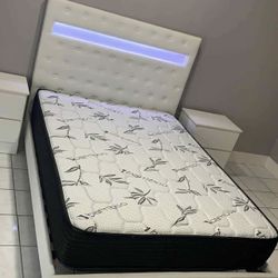 Bed And Two Nightstands . Perfect For Your Home ! - Cama Y 2 Mesitas De Noche ¡ Perfecto Para Su Hogar !