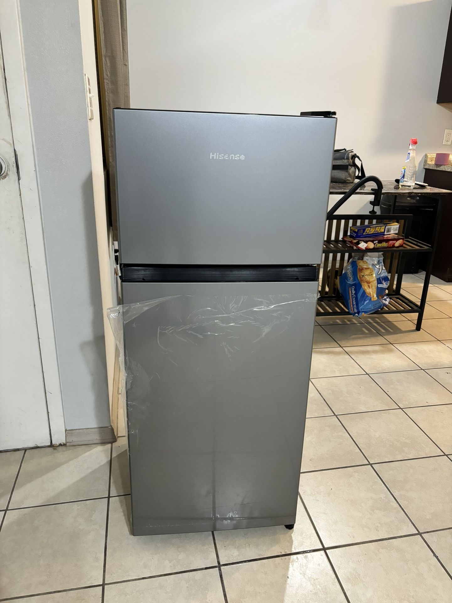 Hisense 4.4-cu ft Mini Fridge With Freezer Silver