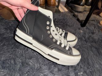 women’s size 10 brand new platform converse.