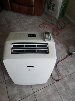 Se Vende aire  acondicionado  con llantas medidas 17×12× 28 de altura con control