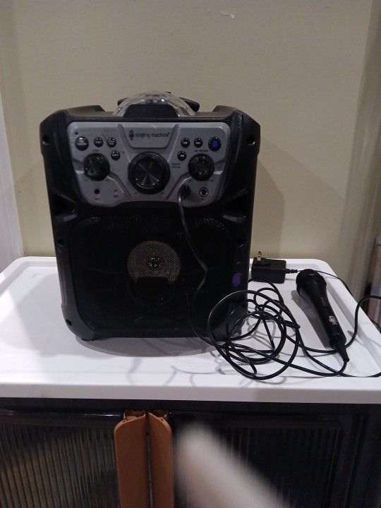 Singing Machine Fiesta Go Portabĺe Karaoke System