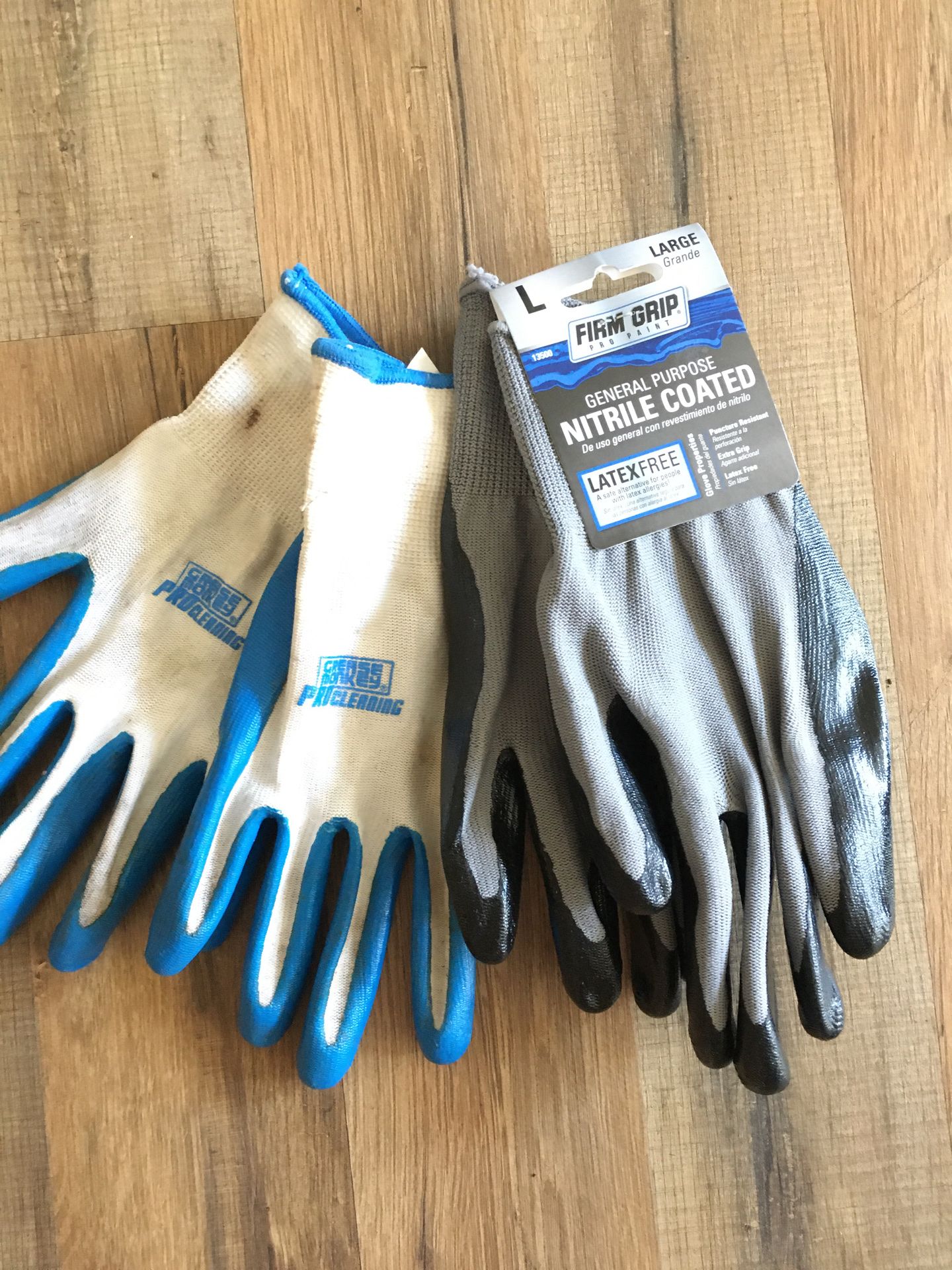 2 pairs of work/garden gloves