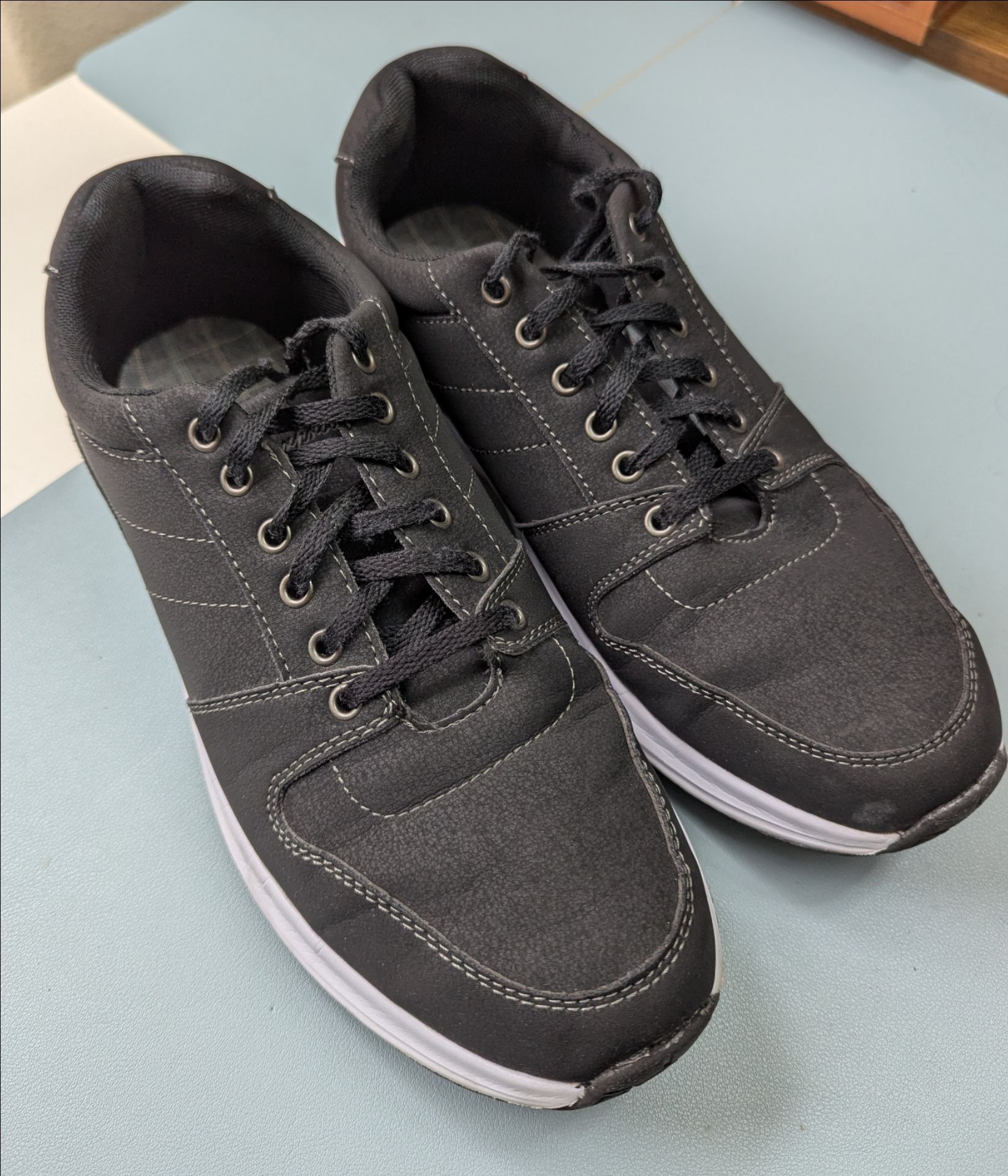 Black Sneakers US 9