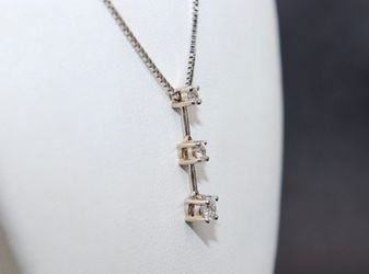 Beautiful 3 STONE Diamond Pendant Neclace