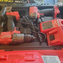 MilwaukeeM18 FUEL 18V Lithium-Ion Brushless Cordless Hammer Drill and Impact Driver Combo Kit (2-Tool) 