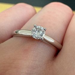 14k white gold 0.32ct Round Diamond Engagement Ring