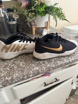 Nike  Black White Gold size 7Y