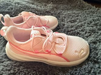 Girls pumas size 10c