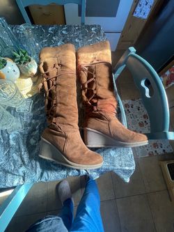 Women’s boots size 8.  Cash only sorry I do not ship pick up area Everett/Melvin Avenue.