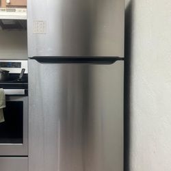 Refrigerator/ Refrigerador 