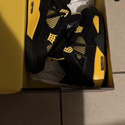 Jordan 4 Thunders 
