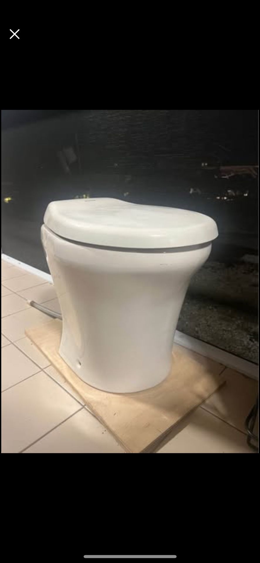 Dometic acueflush master plus toilet $1800 new I think was new but in storage broke have parts tofix