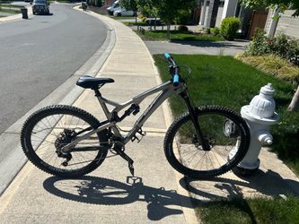 Diamondback Release C4 Carbon 27.5 MTB — Öhlins RXF36 Fork, Fox DPX2 Shock, DT Swiss