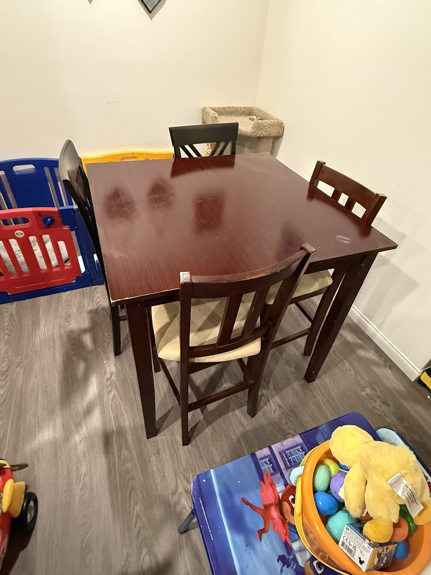 Good Condition Bar Style Dining Room Table Set With 4 Chairs