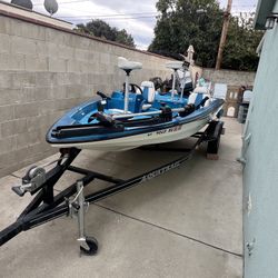 2000 Aquatron Fishing Boat