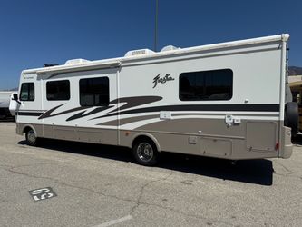 2005 Fleetwood Fiesta 32’ class A Motorhome