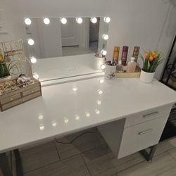 Beautiful Vanity with light up mirror/mesa y espejo