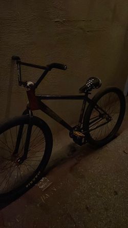 Black and gold fixed gear 29 inch throne bike still runs good just a few scratches on frame but bars are beat up ngl