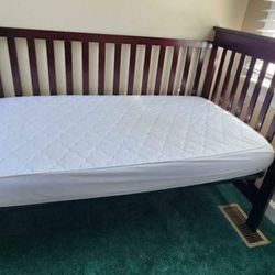 Convertible crib *Mattress not included*
