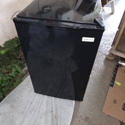 Magic Chef Black Mini Fridge - ObO
