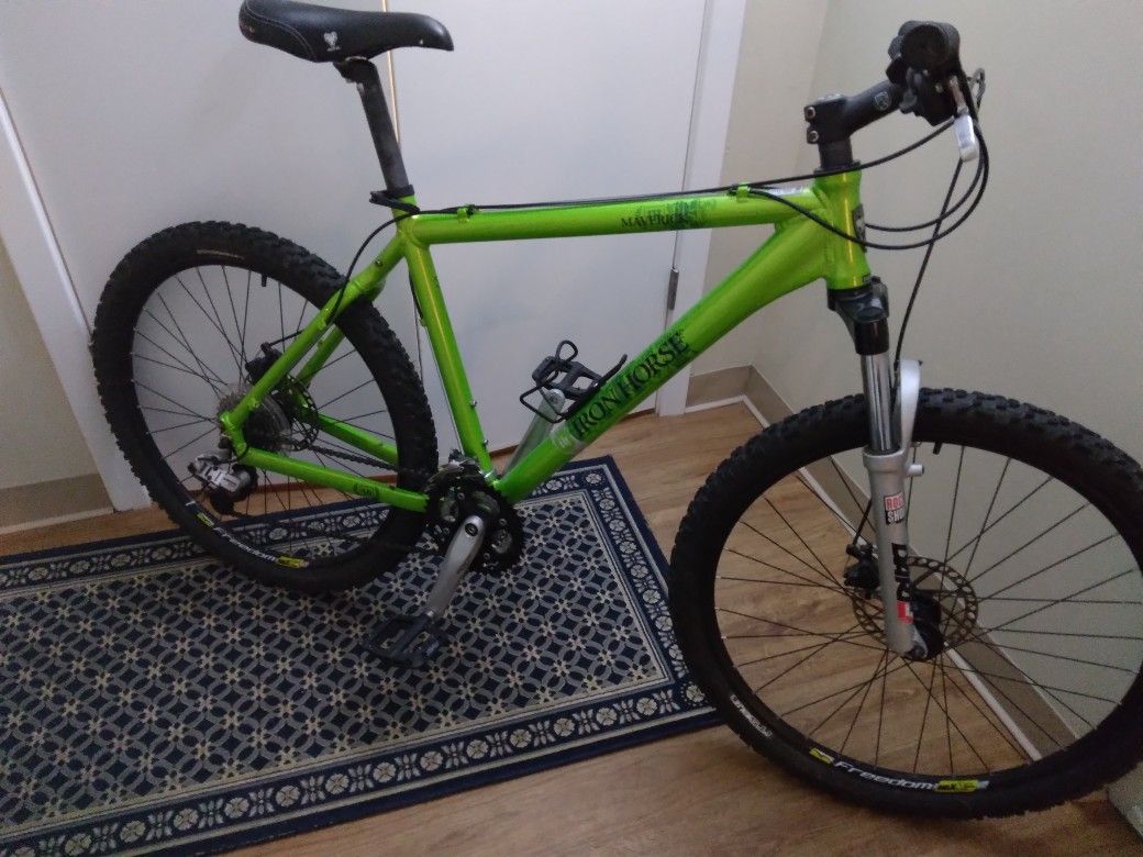 A Iron Horse Maverick 5.0 With Disc Breaks And Rock Shox