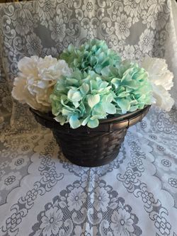 Pretty Basket In Excellent Condition Almost new includes basket only