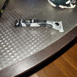 Razor With Extra Blades