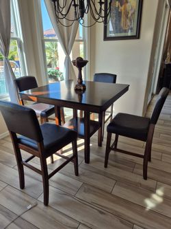 Beautiful Set High Table And 4 Bar Stools Exelent Condition