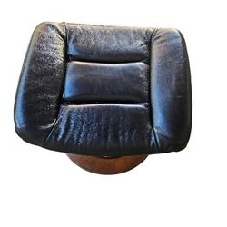 Ouffle with a footrest, beautiful, in great condition.