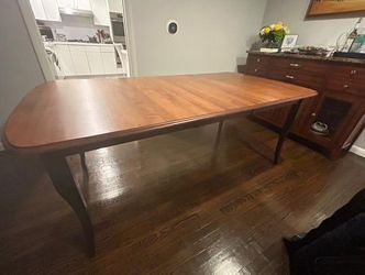 Mahagony 5 foot table extends to 6.5 feet