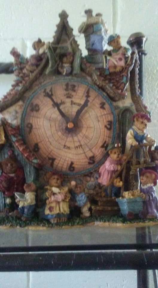 Clock retired Boyds bear collectible