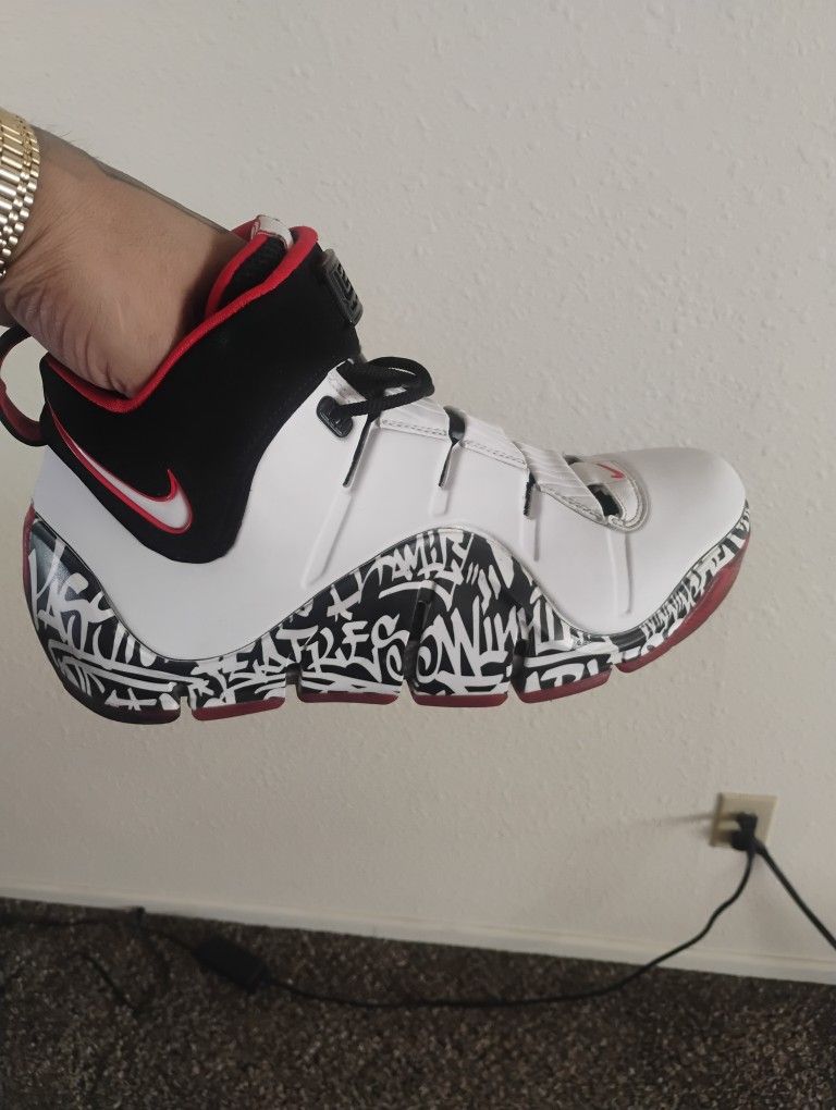 2023 LeBron Graffiti 4s (Retro) Size 10½