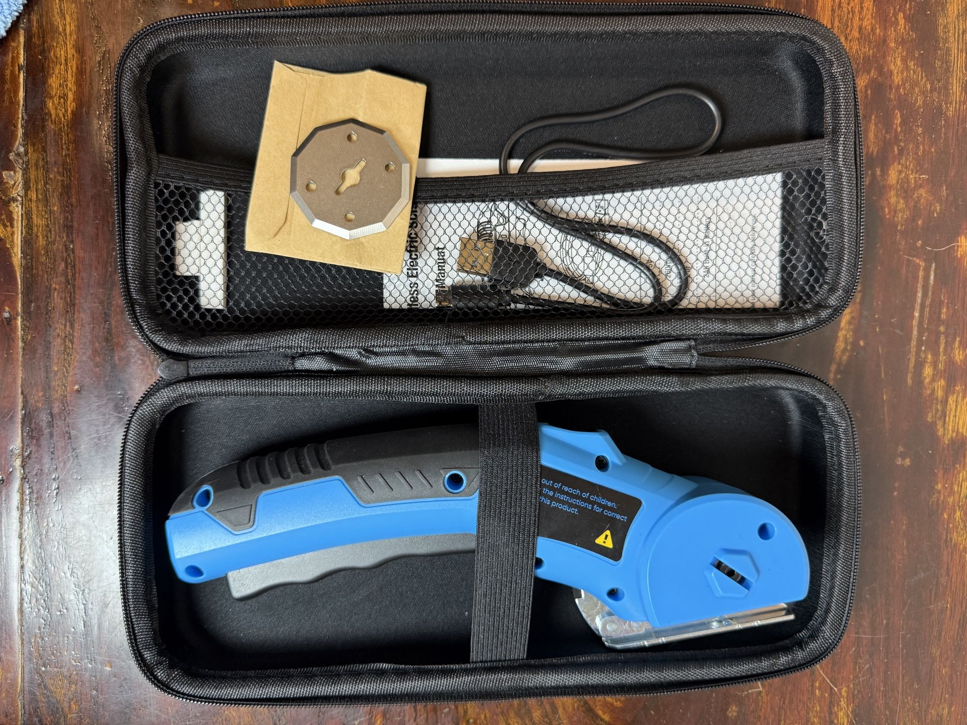 Cordless Electric Scissors, 4V Electric Mini Cutter, Carpet & Cardboard Cutter Tool, Rechargeable Fabric Cutter, Rotary Cutter for Cardboard Packages 