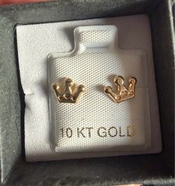 10 KT Gold Crown Stud Earrings