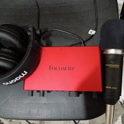 Focusrite Scarlett 2i2 4th Gen + Mic/Cables - Local Cash