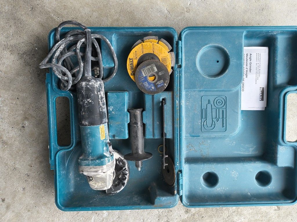 Makita 4-inch angle grinder kit