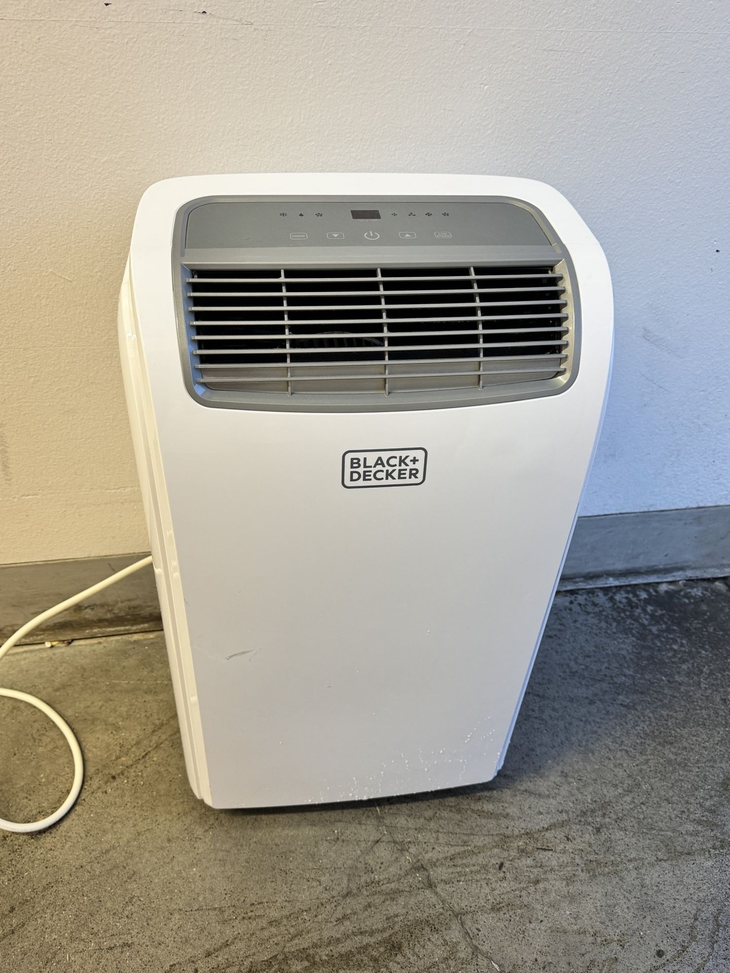 10,000 BTU Black & Decker AC W/remote & Window Kit -Works Perfectl