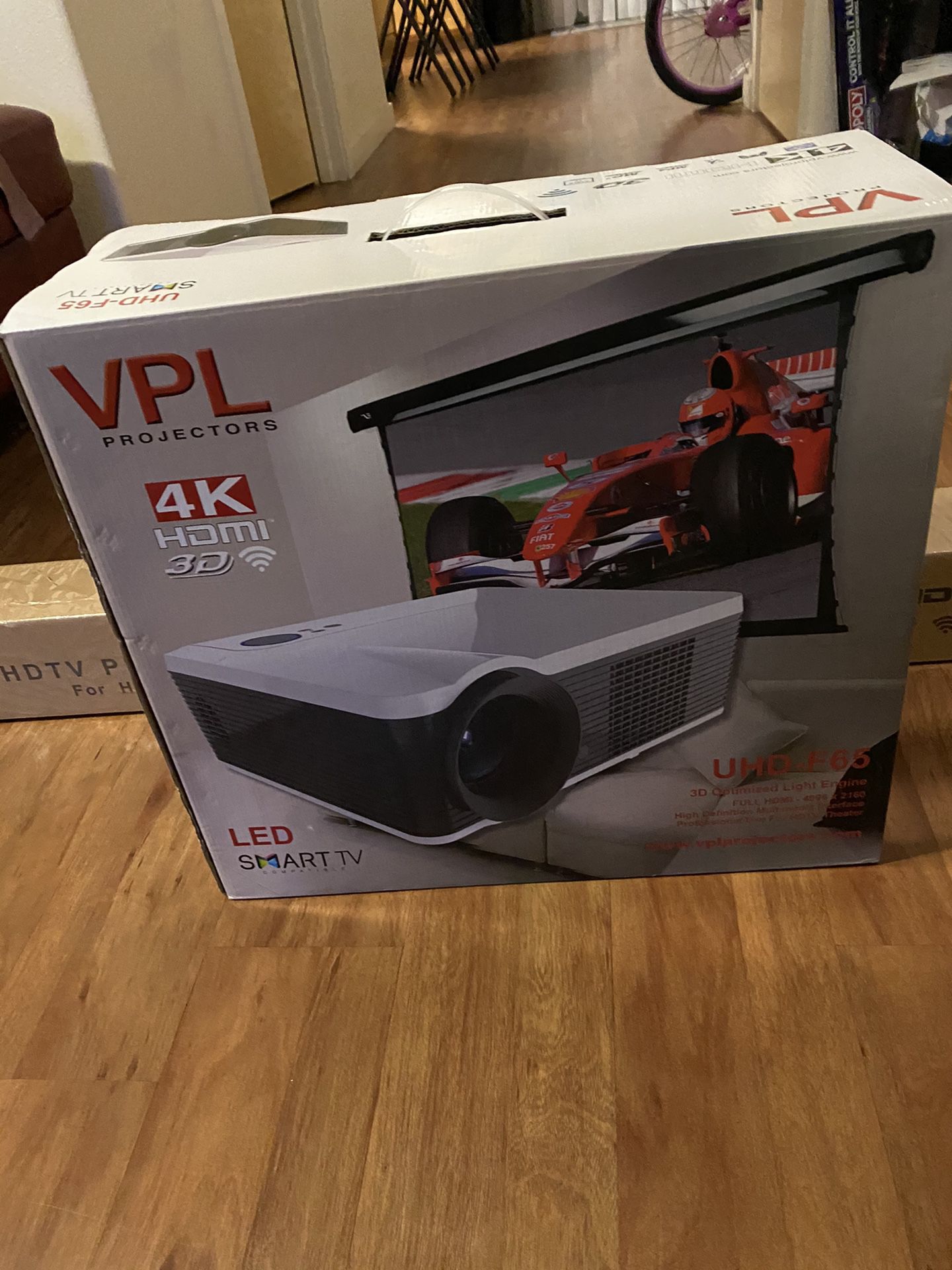 VPL PROJECTOR AND PROJECTOR SCREEN BRAND NEW