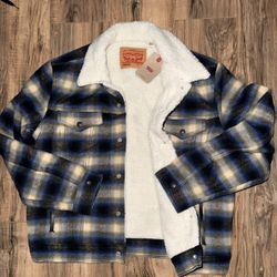 New men’s size medium Levi’s plaid Sherpa jacket 