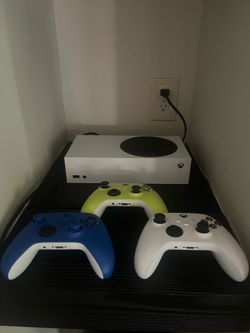 Xbox Series S + 3 controllers